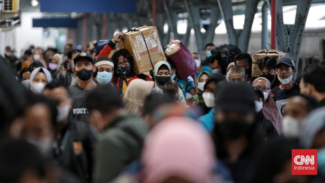 Sopir-sopir taksi di Stasiun Pasar Senen kebagian berkah dari diizinkannya mudik pada tahun ini, yakni mereka kembali kebanjiran orderan warga mudik dan balik.