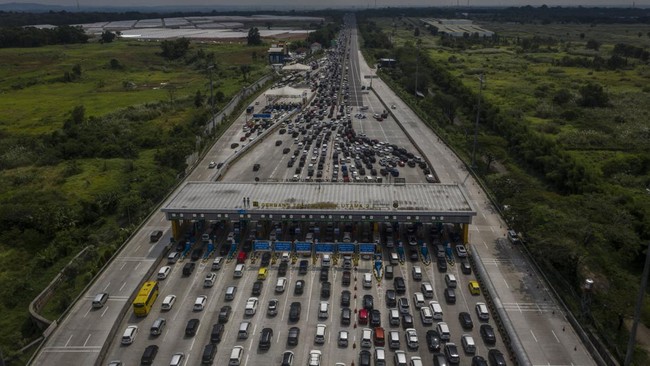 Kepolisian memperpanjang penerapan one way di jalan tol.