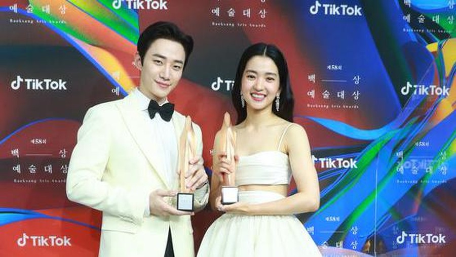 Kim Tae Ri & Lee Jun Ho menerima Baeksang Arts Awards 2022