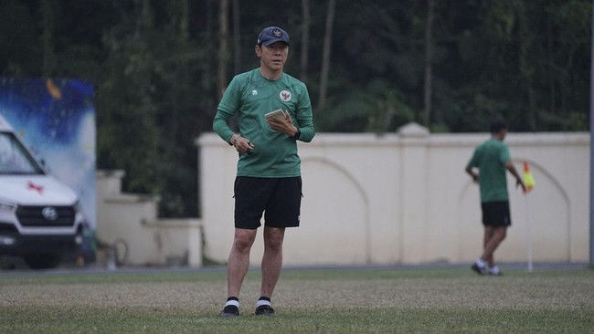 Shin Tae Yong berhasil menangkap seekor kodok dalam sesi latihan terakhir jelang Timnas Indonesia U-23 vs Timor Leste di SEA Games 2022.