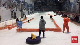 Libur Lebaran, Trans Snow World Bekasi Terus Diserbu Pengunjung