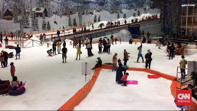 Trans Snow World Bekasi bertema musim dingin di Swiss, sementara Trans Snow World Bintaro bertema musim dingin di Jepang.