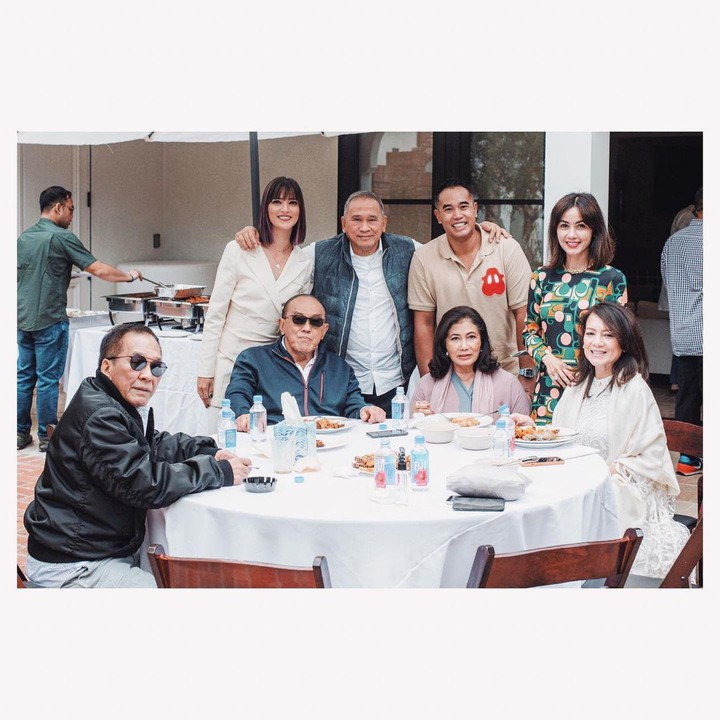 <p>Momen lebaran ini menjadi momen untuk kembali mempererat silaturahmi bagi Nia, Bunda. Dalam <em>caption</em>, Nia menuliskan kalau keluarga adalah yang paling penting. (Foto: Instagram: @ramadhaniabakrie)</p>
