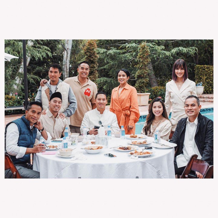 <p>Sebelumnya, Nia Ramadhani sempat mengunggah momen ketika berlibur bersama ketiga anaknya. Kini, dengan senyum sumringan, Nia mengunggah potretnya bersama keluarga besar ketika Hari Raya Idul Fitri. (Foto: Instagram: @ramadhaniabakrie)</p>
