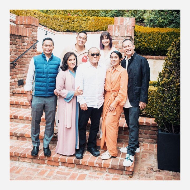 <p>Pasangan Nia Ramadhani dan Ardi Bakrie kembali menjadi sorotan, Bunda. Keduanya kompak berfoto saat lebaran usia bebas dari rehabilitasi. (Foto: Instagram: @ramadhaniabakrie)</p>