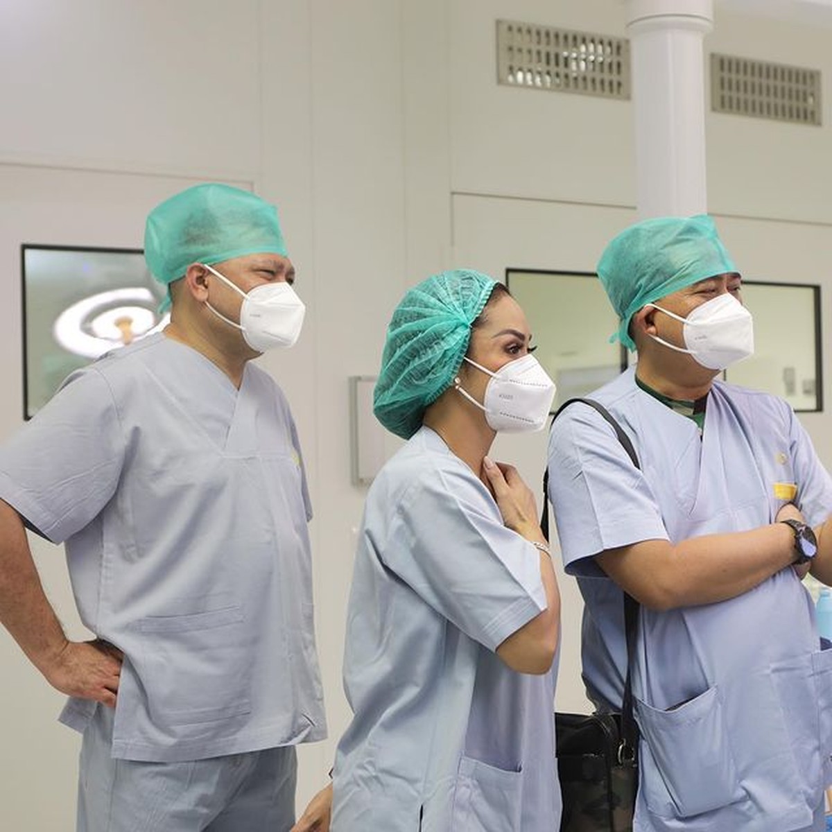 Momen Prosesi Khitan Anak Krisdayanti