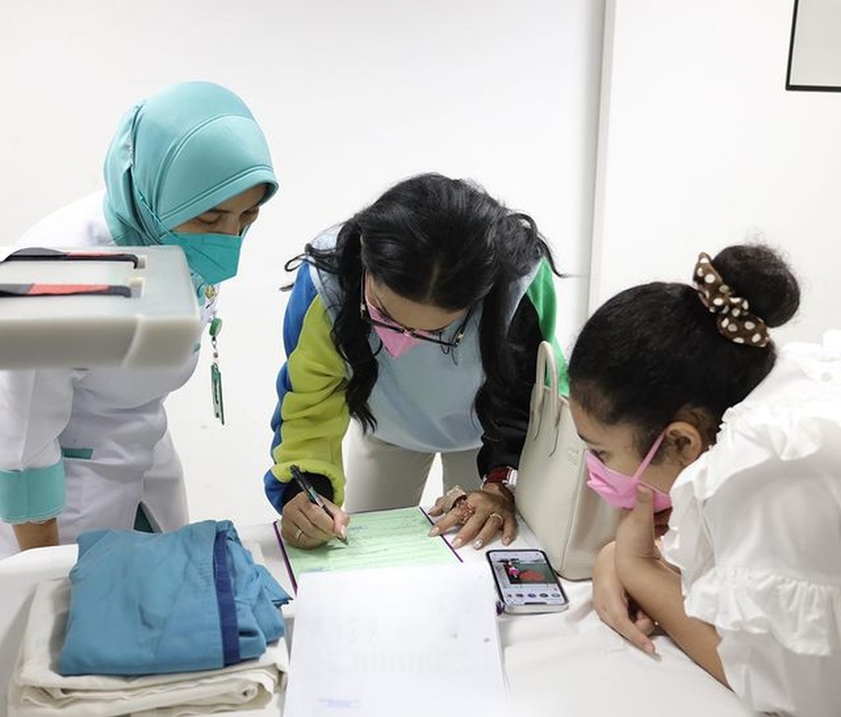 Momen Prosesi Khitan Anak Krisdayanti