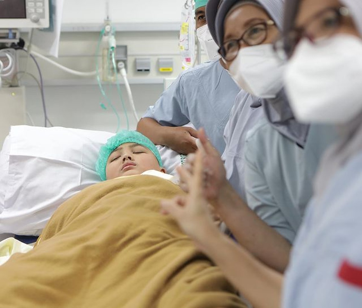 Momen Prosesi Khitan Anak Krisdayanti