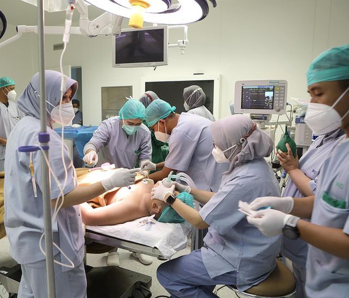 Momen Prosesi Khitan Anak Krisdayanti