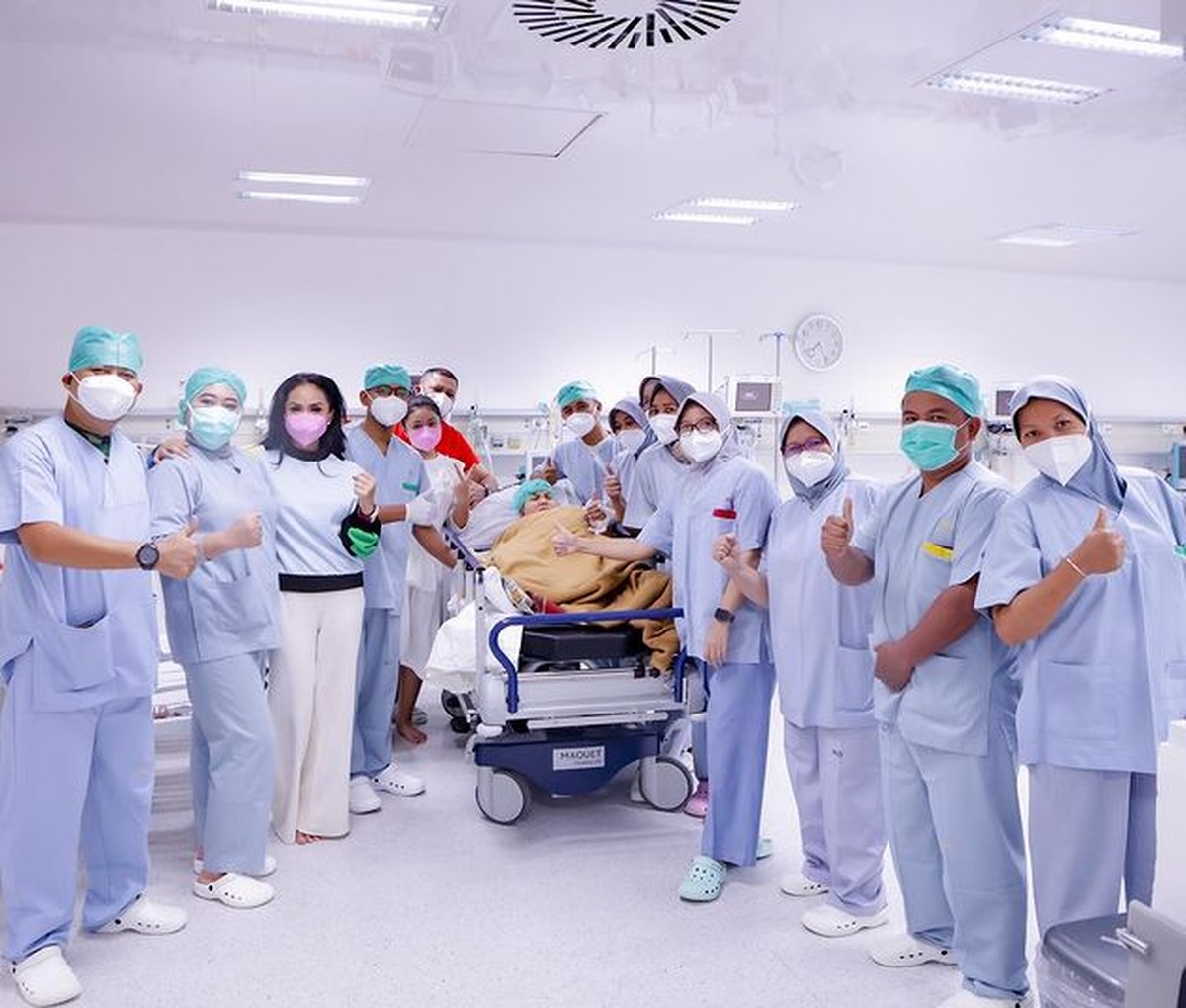 Momen Prosesi Khitan Anak Krisdayanti