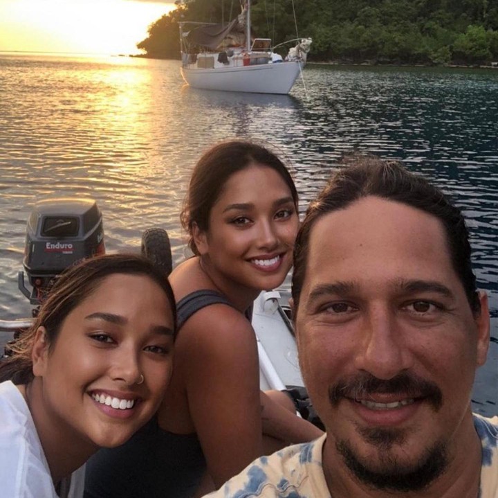 <p>Di hari yang sama, ternyata si kembar Salwaa dan Salmaa juga syuting bersama sang Ayah Bucek Depp. Mereka tampak asyik menghabiskan waktu bersama. (Foto: Instagram: @ti2dj)</p>