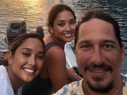 5 Potret Salma dan Salwa, Anak Kembar Titi DJ Syuting Bareng Ayah Bucek Depp