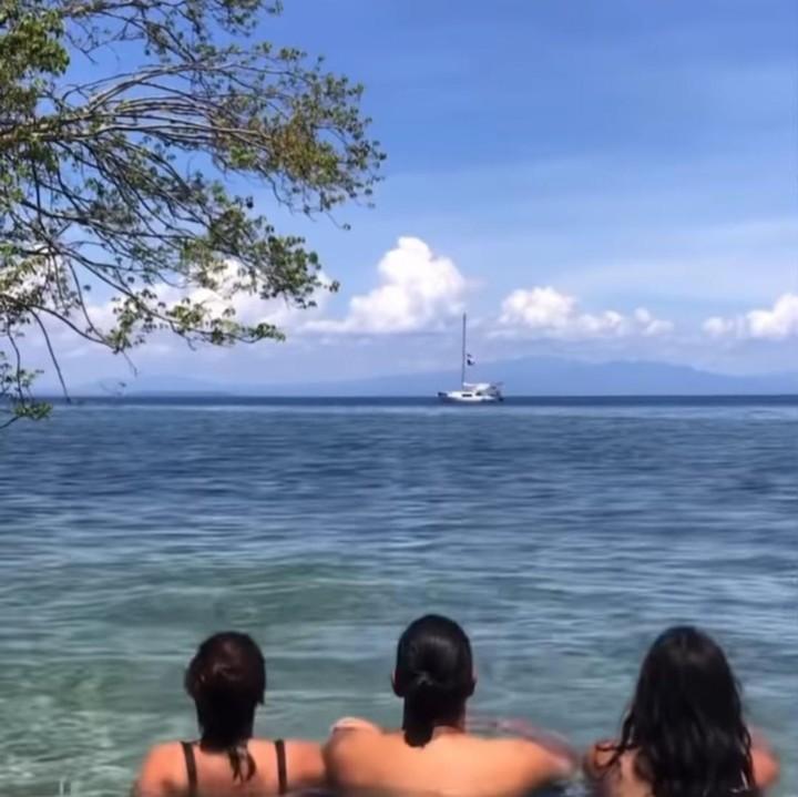 <p>Salmaa dan Salwaa syuting di Indonesia bagian timur, Bunda. Ketiganya berlayar dan singgah di beberapa pulau. (Foto: Instagram: @ti2dj)</p>
