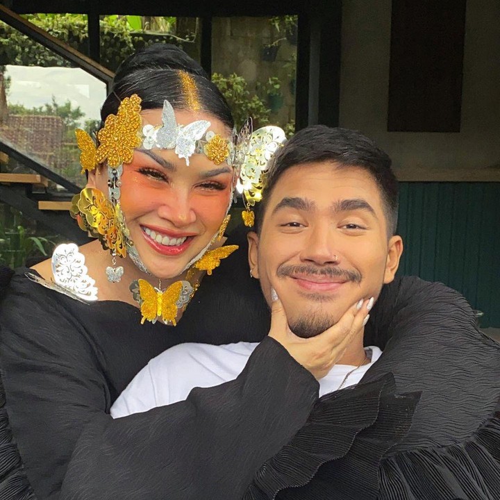 <p>Momen ini lantas dianggap sebagai salah satu momen menggemaskan ya, Bunda. <em>"Emak syuting sm anak lakinya, babe syuting sm anak2 perempuannya! Cute gak siiih, cute kaaan,"</em> tulis Titi DJ sebagai keterangan fotonya.<em> </em>(Foto: Instagram: @ti2dj)</p>
