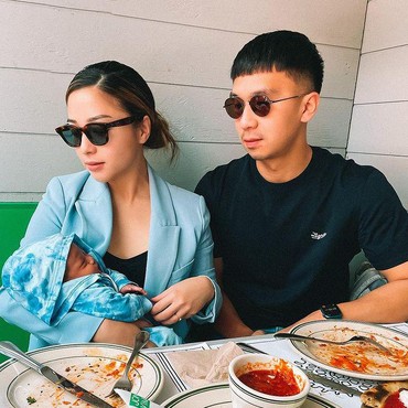 Perdana! Nikita Willy & Indra Priawan Ajak Baby Izz Jalan-jalan