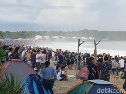 Perjuangan Wisatawan Rela Macet-macetan Demi Nikmati Indahnya Pantai Garut