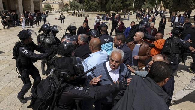 Ratusan warga Israel kembali menerobos masuk kompleks Masjid Al Aqsa di Yerusalem Timur untuk merayakan hari Sukkot pada Minggu (1/10).