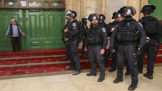 Israel kembali mengizinkan umat Yahudi mengunjungi Temple Mount atau yang dikenal kompleks Masjid Al Aqsa mulai Senin (24/3).