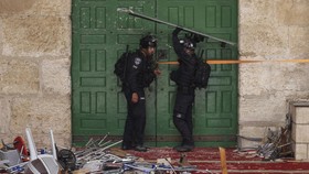 FOTO: Bentrok Aparat Israel dan Warga Palestina di Masjid Al-Aqsa