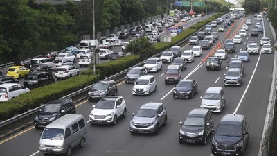 img-title Tol Dalam Kota Jakarta Padat Kendaraan Selepas Libur Panjang Waisak