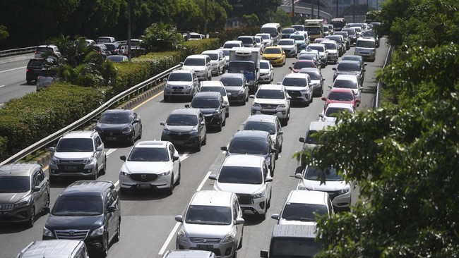Lalu lintas di Tol Jakarta-Cikampek pagi ini macet sepanjang empat kilometer. Kemacetan terjadi setelah GT Tol Cikampek Utama KM 70.