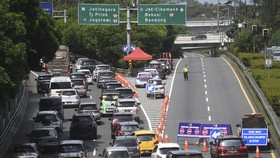 FOTO: Arus Balik Padat, Tol Dalam Kota ke Arah Cikampek Ditutup