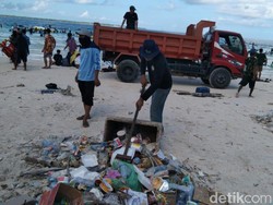 Libur Lebaran, Sampah Pengunjung di Pantai Bira Tembus 5 Pikap Setiap Hari