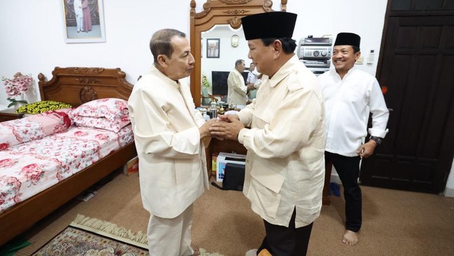 Prabowo Subianto mengunjungi tokoh politik dan ulama saat Idulfitri. Partai Gerindra mengklaim sebatas halal bihalal.