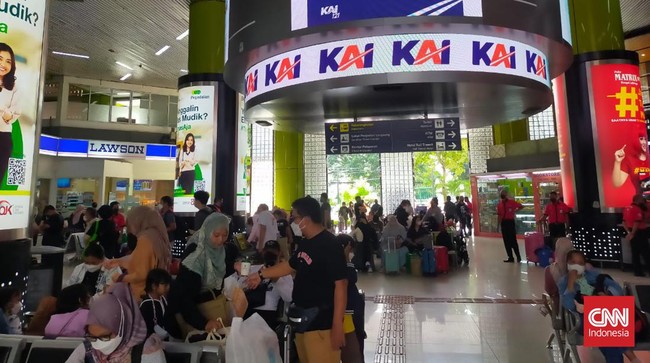 KAI mencatat terjadi peningkatan volume penumpang di Stasiun Gambir, Jakarta Pusat, menjelang konser Coldplay di Jakarta pada Rabu (15/11) ini.