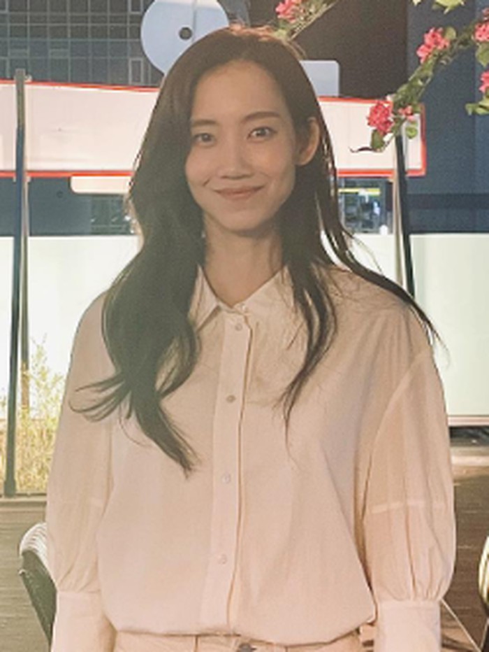 Selain di dunia perfilman, Shin Hyun Been juga sering membintangi MV para penyanyi K-Pop, diantaranya Sechskies (Don't Look Back), dan Yesung Super Junior (Paper Umbrella)./ foto: instagram.com/hyunbeenshin