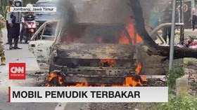 VIDEO: Sempat Meledak, Mobil Pemudik Asal Lamongan Hangus Terbakar