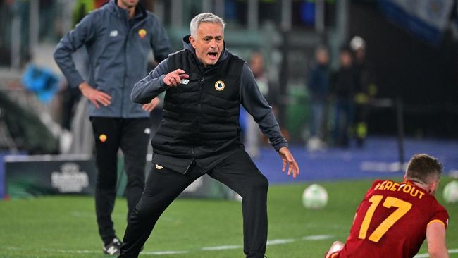 Mourinho cries after taking Roma to the Conference League final