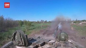 VIDEO: Momen Tank T-72B3 Rusia Gempur Pasukan Ukraina