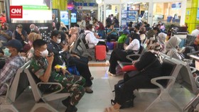 VIDEO: Sesuai Prediksi, Penumpang Arus Balik Sesaki Stasiun Senen
