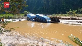 VIDEO: Bertamu Ke Kerabat di Sumedang, 2 Mobil Terseret Banjir Bandang