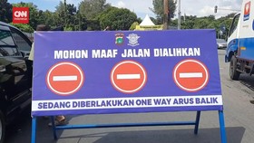 VIDEO: Jalan Simpang Cawang  Arah Tol Cikampek Ditutup HIngga 8 Mei