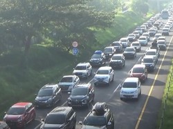 Antrean Kendaraan Tampak di Pintu Masuk Gerbang Tol Cikampek Utama