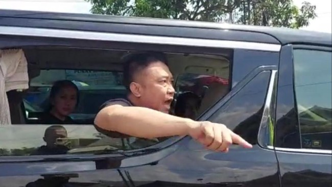 Pria berinisial P memaki-maki polisi itu terekam dalam sebuah video yang viral di media sosial. Ia memaki-maki polisi di Singaparna, Tasikmalaya.