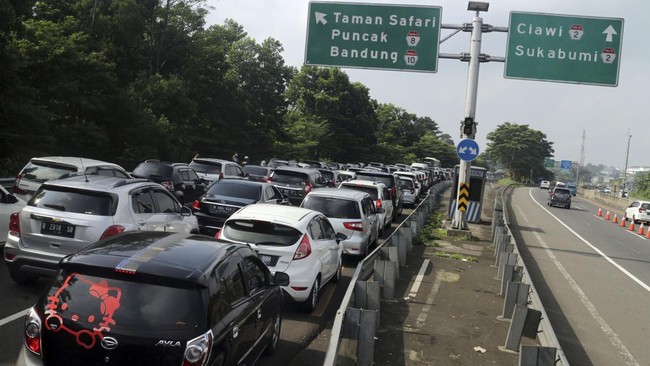 Lalu lintas menuju Puncak, Bogor, pada sore ini padat. Kendaraan mengular, baik dari arah Tol Gadog maupun Ciawi.
