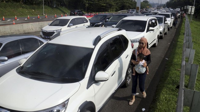 Kecelakaan beruntun terjadi di Tol Jakarta Outer Ring Road (JORR) KM 40+600 arah Cikunir mengakibatkan lalu lintas tersendat.