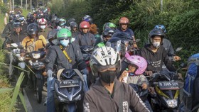 Cara Aman Mengerem Skutik di Jalan Menurun