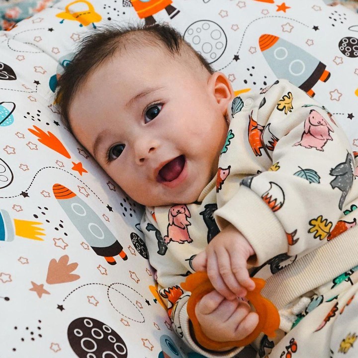 <p>Kini usianya sudah menginjak empat bulan, Bunda. Baby Adzam terlihat semakin tampan dan menggemaskan ya. (Foto: Instagram @nathalieholscher @adzam_adriansyah)</p>