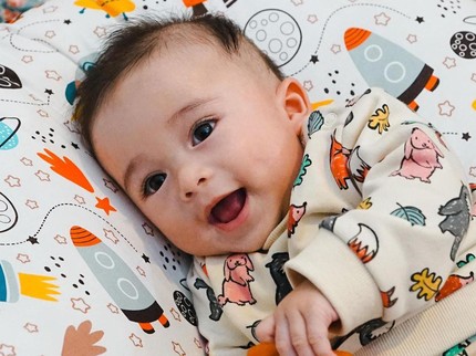 Tampan dan Menggemaskan, Ini 5 Potret Baby Adzam Anak Nathalie Holscher & Sule