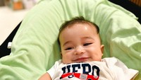 <p>Baby Adzam bahkan sudah bisa tersenyum depan kamera nih, Bunda. (Foto: Instagram @nathalieholscher @adzam_adriansyah)</p>