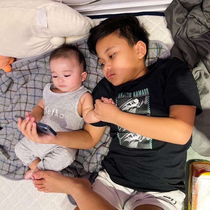 <p>Sang kakak, Ferdy, juga ikut bantu momong baby Adzam lho. (Foto: Instagram @nathalieholscher @adzam_adriansyah)</p>