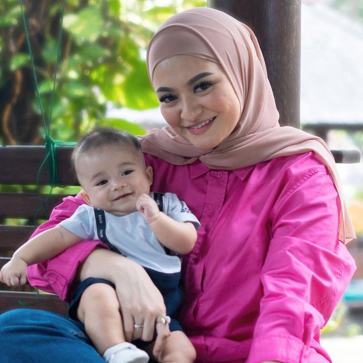 <p>Pasangan artis Sule dan Nathalie Holscher dikaruniai bayi berjenis kelamin laki-laki pada 11 Desember 2021, Bunda. (Foto: Instagram @nathalieholscher @adzam_adriansyah)</p>