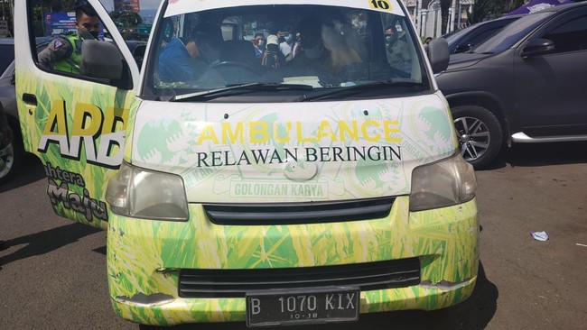 Polisi membawa ambulans tersebut ke pos pemeriksaan. Tidak ada pasien di dalam ambulans.