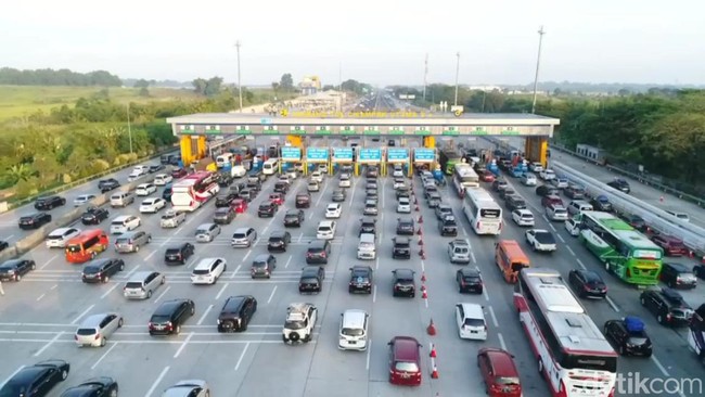 Antrean kendaran arus balik di Gerbang Tol (GT) Cikampek Utama mengular hingga sepanjang satu kilometer, Selasa (10/5).