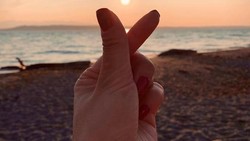 Beda Arti Finger Heart, Bentuk Cinta atau Minta Uang?