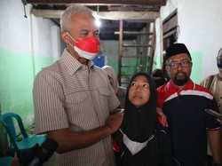 Ganjar Beri Bantuan Sepeda ke Gadis 12 Tahun di Makassar